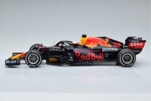 Red Bull Racing RB16B #33 M. Verstappen Abu Dhabi GP F1 World Champion 2021 Minichamps 1:18 110212333 Kovina – slika 3 od 6