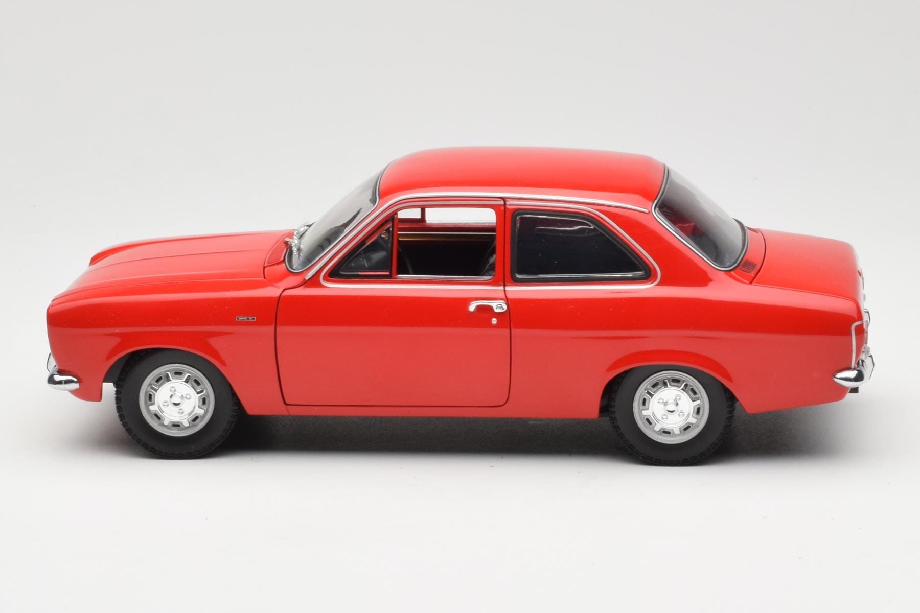 Ford Escort Mk1 RHD Rdeč Minichamps 1:18 150081070 Kovina – slika 4 od 8