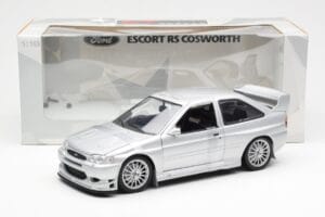 Ford Escort RS Cosworth Cestna Različica Srebrna UT Models 1:18 22706 Kovina – slika 2 od 6