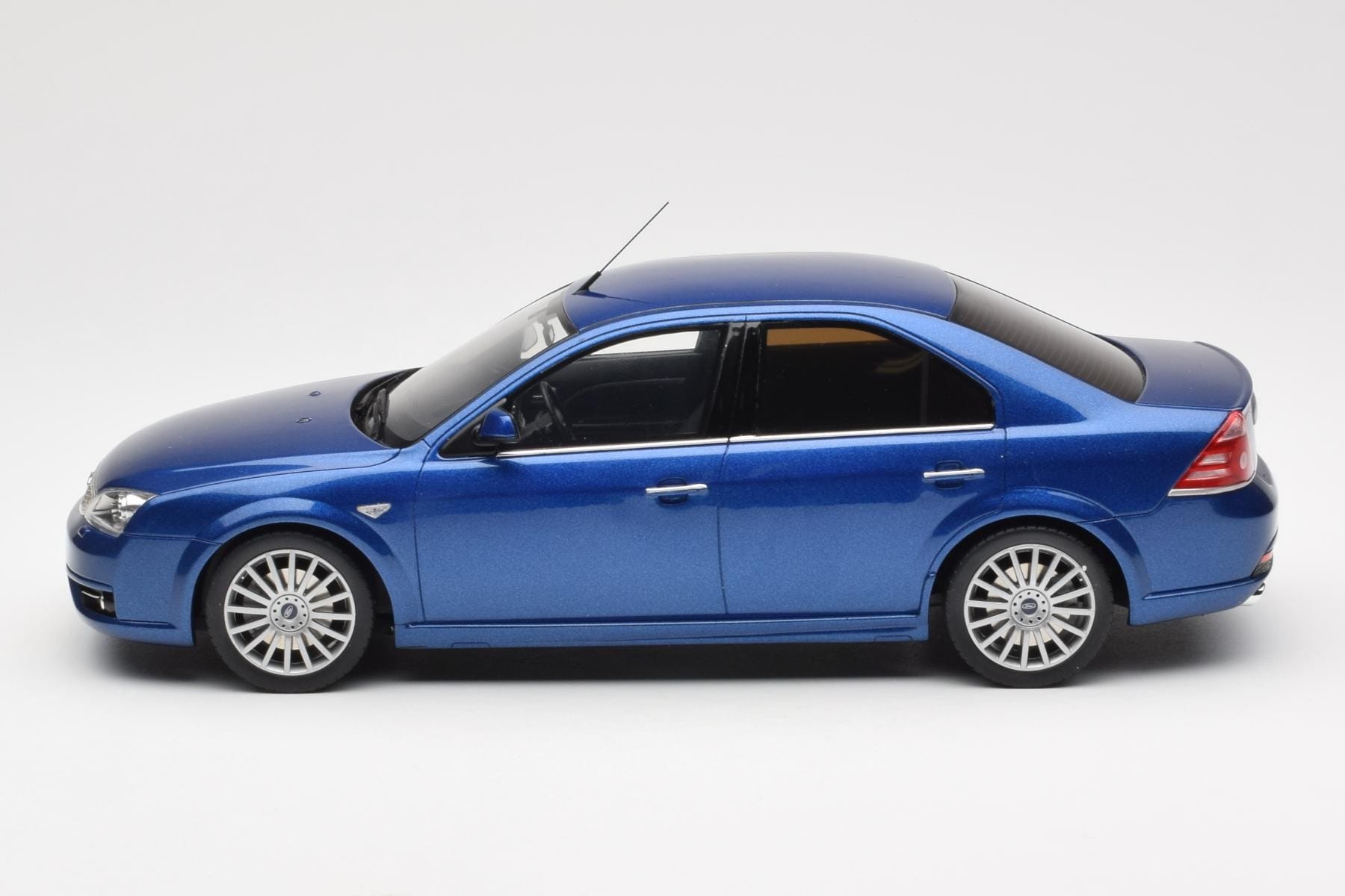 Ford Mondeo ST220 Performance Moder Otto 1:18 OT448 Smola – slika 3 od 6