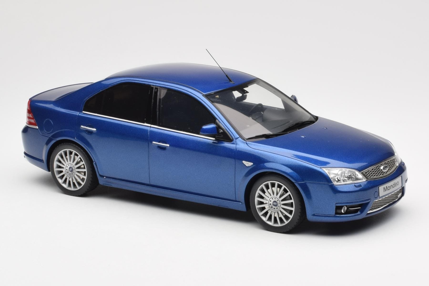 Ford Mondeo ST220 Performance Moder Otto 1:18 OT448 Smola – slika 4 od 6