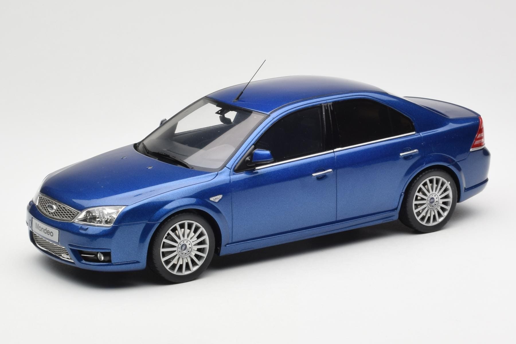 Ford Mondeo ST220 Performance Moder Otto 1:18 OT448 Smola