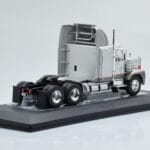 GMC General SBFA Srebrn IXO 1:43 - image 2 of 6
