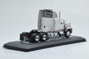 GMC General SBFA Srebrn IXO 1:43 TR166 Kovina – slika 2 od 6