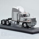 GMC General SBFA Srebrn IXO 1:43 - image 4 of 6