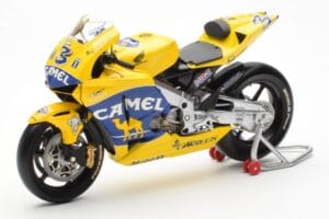 Honda RC211V Pramac Pons #3 M. Biaggi MotoGP 2003 Minichamps 1:12 122037103 Kovina – slika 2 od 4