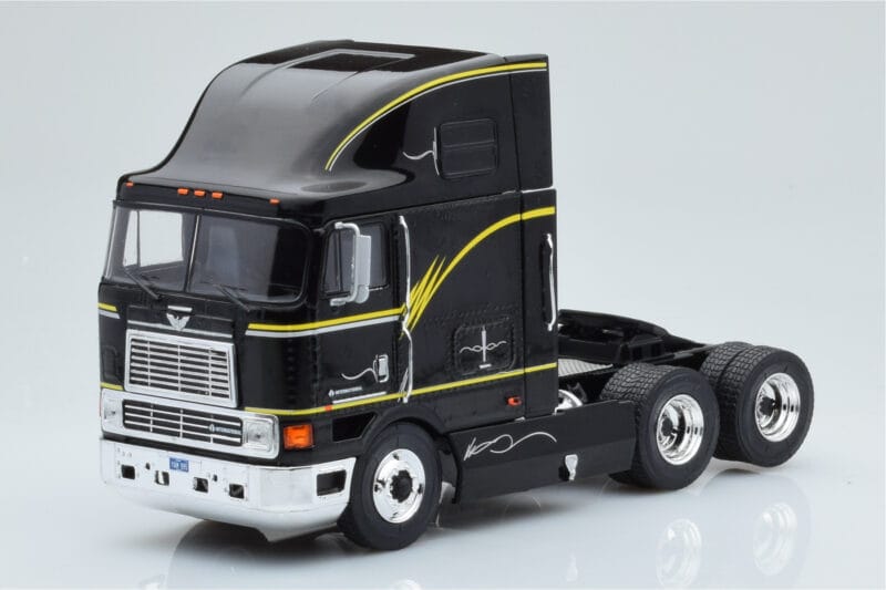 International Eagle Cabover Črn IXO 1:43