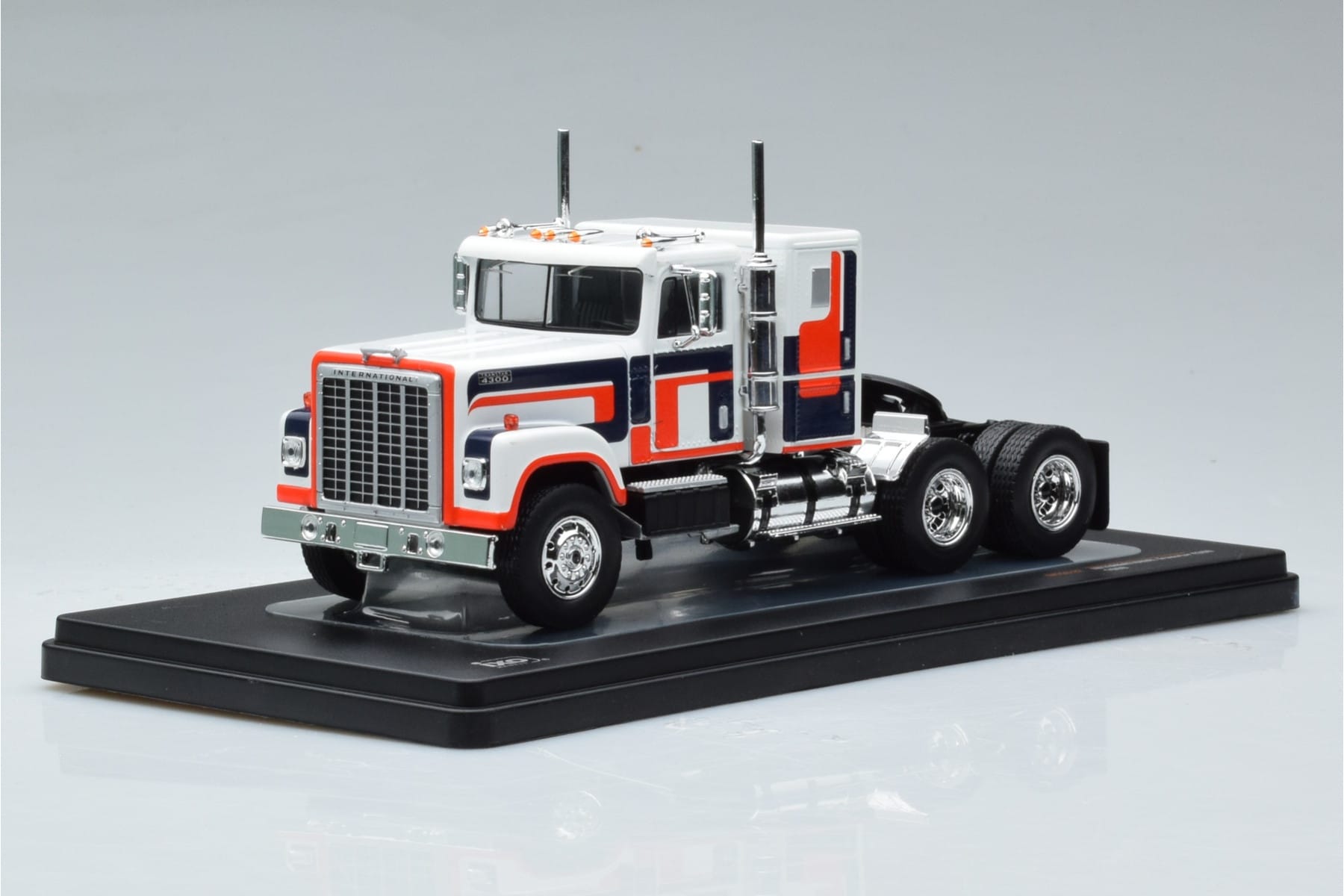 International Transtar 4300 Bel IXO 1:43 TR153 Kovina