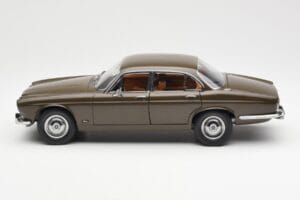 Jaguar XJ6 Series 1 4.2 Sable Rjav Paragon 1:18 2011004 Kovina – slika 4 od 8