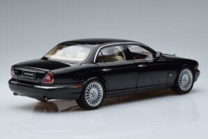Jaguar XJ6 X350 Ebony Črn Almost Real 1:18 810501 Kovina – slika 3 od 11