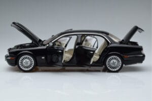 Jaguar XJ6 X350 Ebony Črn Almost Real 1:18 810501 Kovina – slika 4 od 11