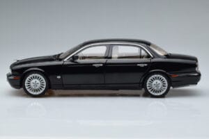 Jaguar XJ6 X350 Ebony Črn Almost Real 1:18 810501 Kovina – slika 5 od 11