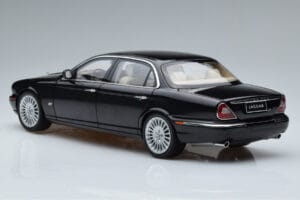 Jaguar XJ6 X350 Ebony Črn Almost Real 1:18 810501 Kovina – slika 6 od 11
