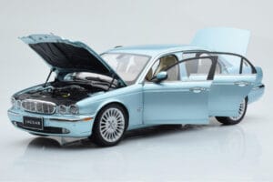 Jaguar XJ6 X350 Seafrost Svetlo Moder Almost Real 1:18 810503 Kovina – slika 2 od 11