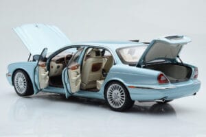 Jaguar XJ6 X350 Seafrost Svetlo Moder Almost Real 1:18 810503 Kovina – slika 3 od 11
