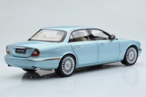 Jaguar XJ6 X350 Seafrost Svetlo Moder Almost Real 1:18 810503 Kovina – slika 4 od 11