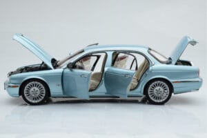 Jaguar XJ6 X350 Seafrost Svetlo Moder Almost Real 1:18 810503 Kovina – slika 5 od 11