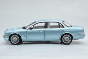 Jaguar XJ6 X350 Seafrost Svetlo Moder Almost Real 1:18 810503 Kovina – slika 6 od 11