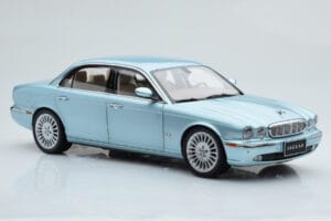 Jaguar XJ6 X350 Seafrost Svetlo Moder Almost Real 1:18 810503 Kovina – slika 7 od 11