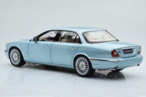 Jaguar XJ6 X350 Seafrost Svetlo Moder Almost Real 1:18 810503 Kovina – slika 8 od 11