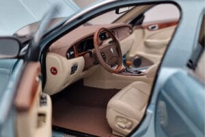 Jaguar XJ6 X350 Seafrost Svetlo Moder Almost Real 1:18 810503 Kovina – slika 9 od 11