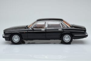 Jaguar XJ6 XJ40 Ebony Črn Almost Real 1:18 810543 Kovina – slika 4 od 11