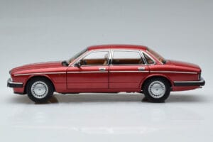 Jaguar XJ6 XJ40 Flamenco Rdeč Almost Real 1:18 810541 Kovina – slika 5 od 11