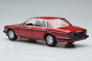 Jaguar XJ6 XJ40 Flamenco Rdeč Almost Real 1:18 810541 Kovina – slika 7 od 11