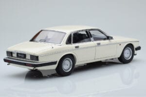 Jaguar XJ6 XJ40 Glacier Bel Almost Real 1:18 810542 Kovina – slika 3 od 11