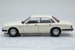 Jaguar XJ6 XJ40 Glacier Bel Almost Real 1:18 810542 Kovina – slika 4 od 11
