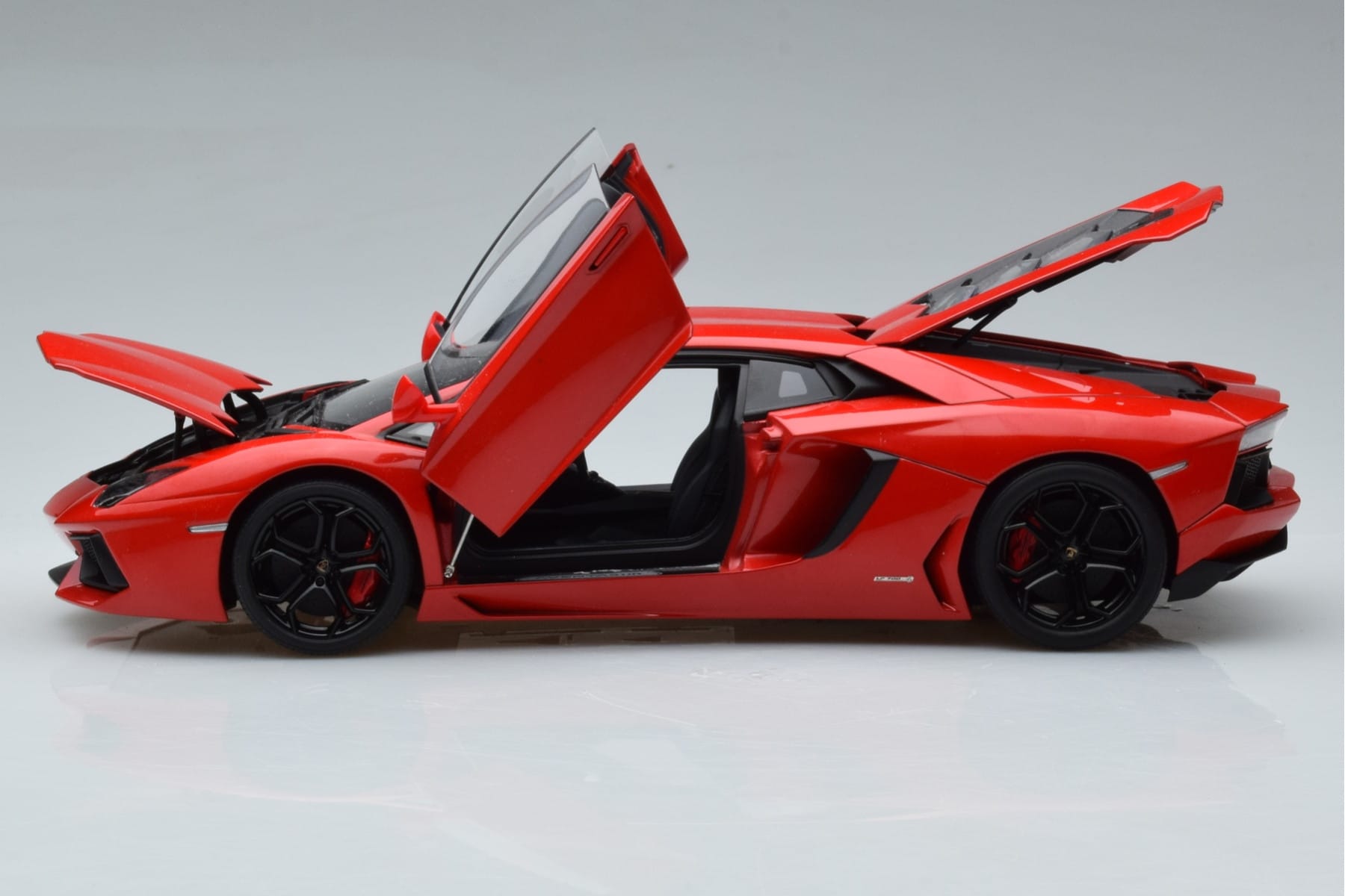 Lamborghini Aventador LP700-4 Andromeda Rdeča AUTOart 1:18 74669 Kovina – slika 4 od 10