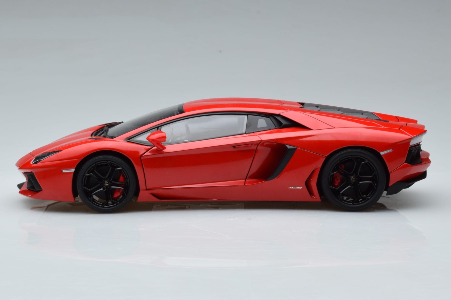 Lamborghini Aventador LP700-4 Andromeda Rdeča AUTOart 1:18 74669 Kovina – slika 5 od 10