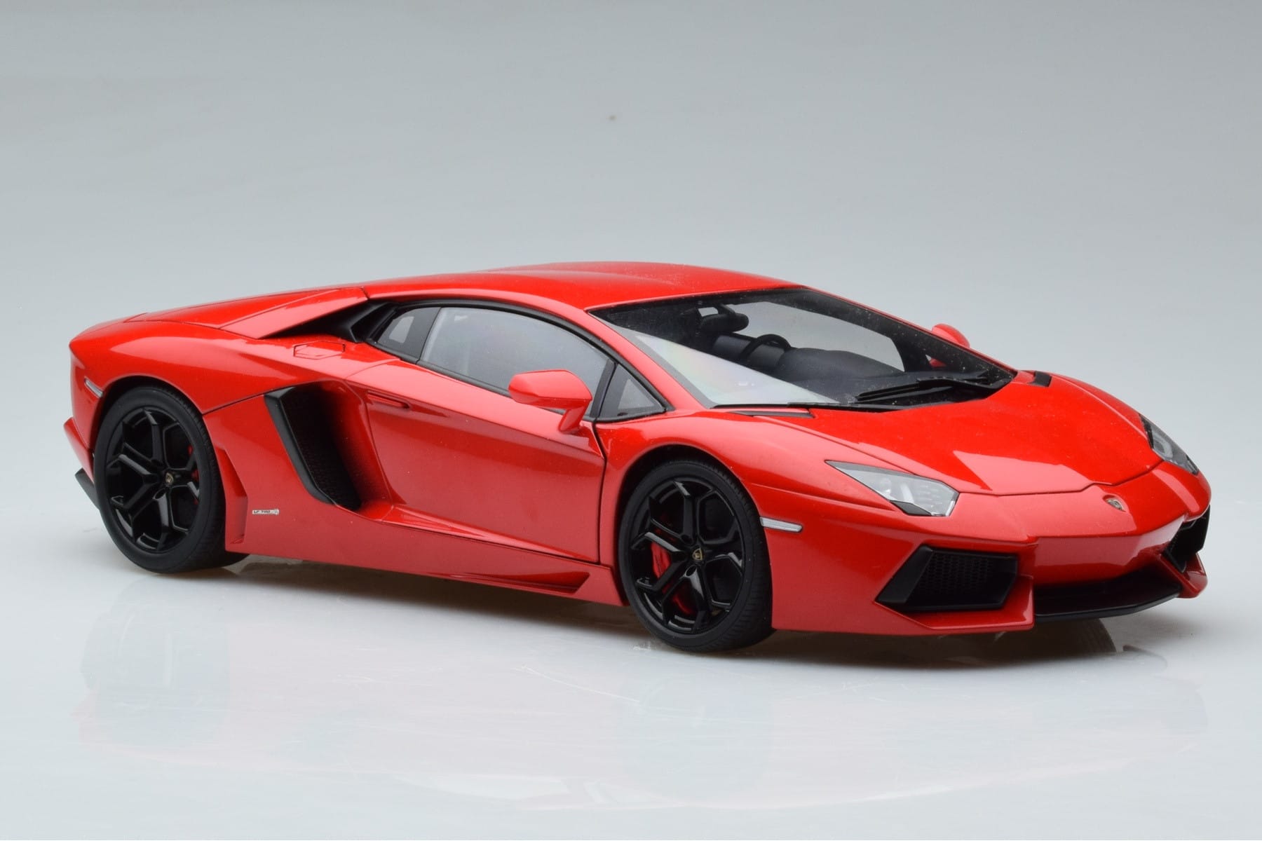 Lamborghini Aventador LP700-4 Andromeda Rdeča AUTOart 1:18 74669 Kovina – slika 6 od 10