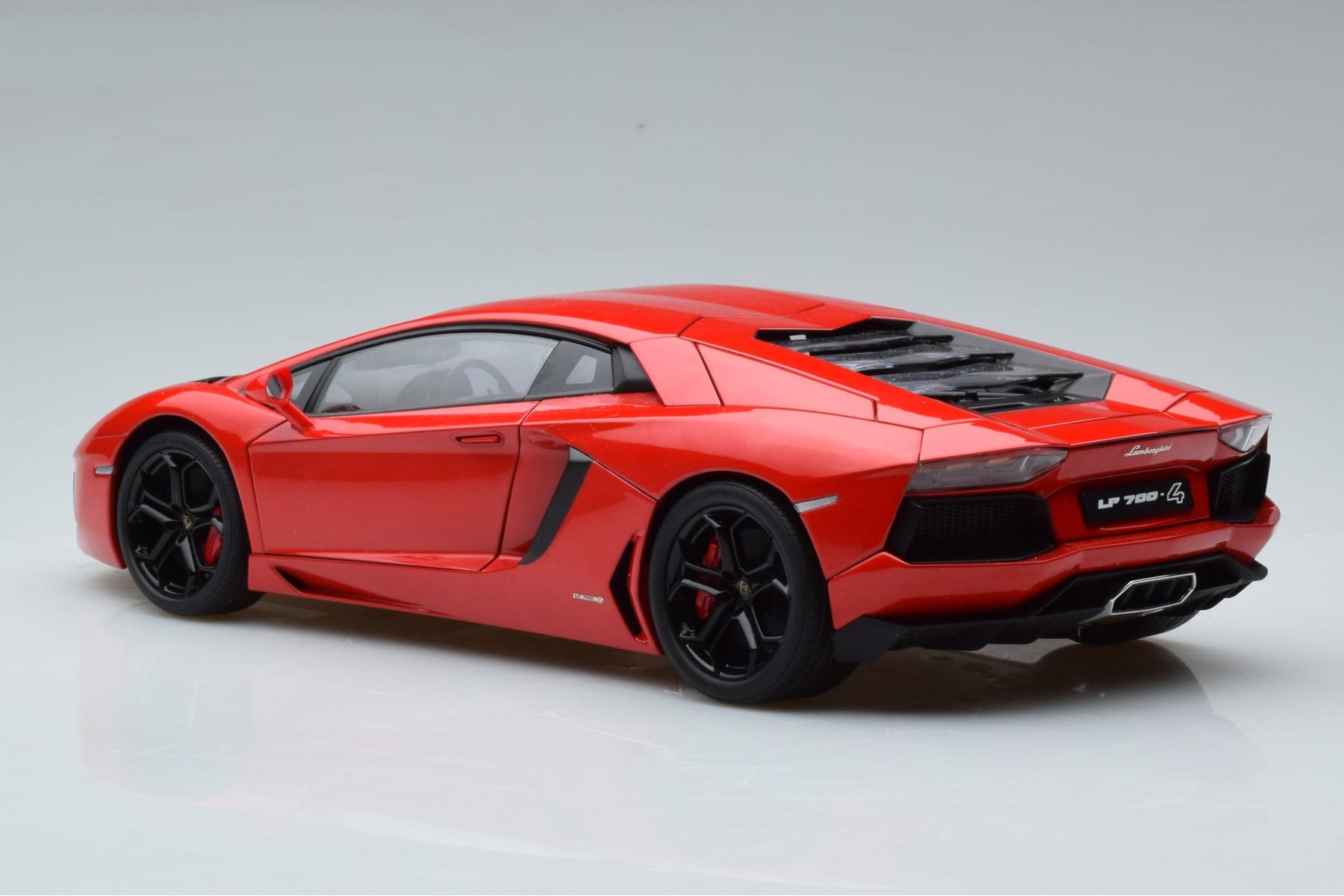 Lamborghini Aventador LP700-4 Andromeda Rdeča AUTOart 1:18 74669 Kovina – slika 7 od 10