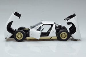 Lamborghini Miura SV Bela AUTOart 1:18 74544 Kovina – slika 4 od 8