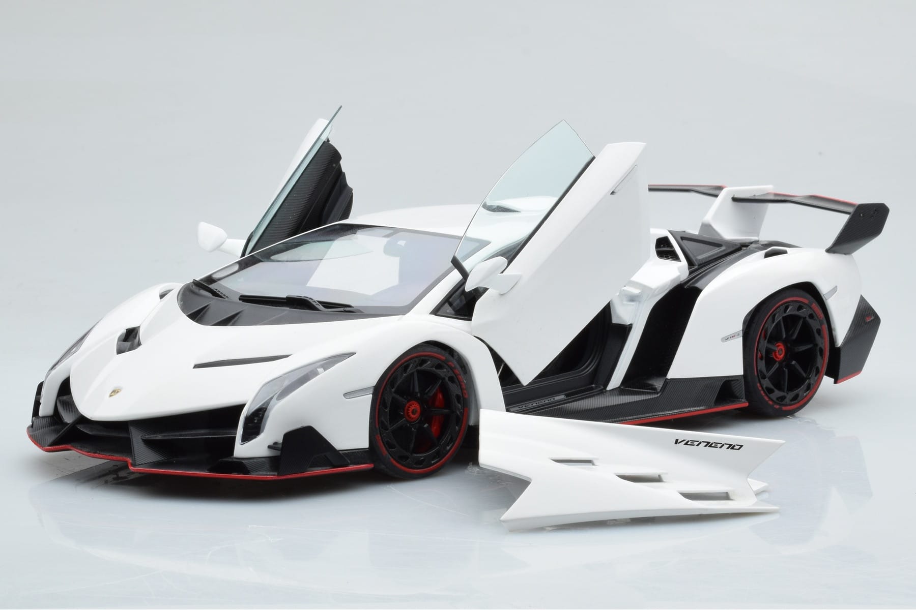 Lamborghini Veneno Bela AUTOart 1:18 74507 Kovina – slika 2 od 8