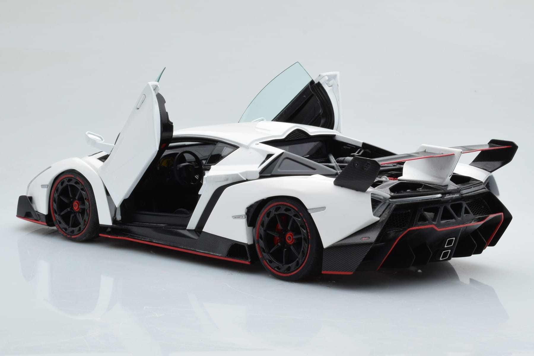 Lamborghini Veneno Bela AUTOart 1:18 74507 Kovina – slika 3 od 8