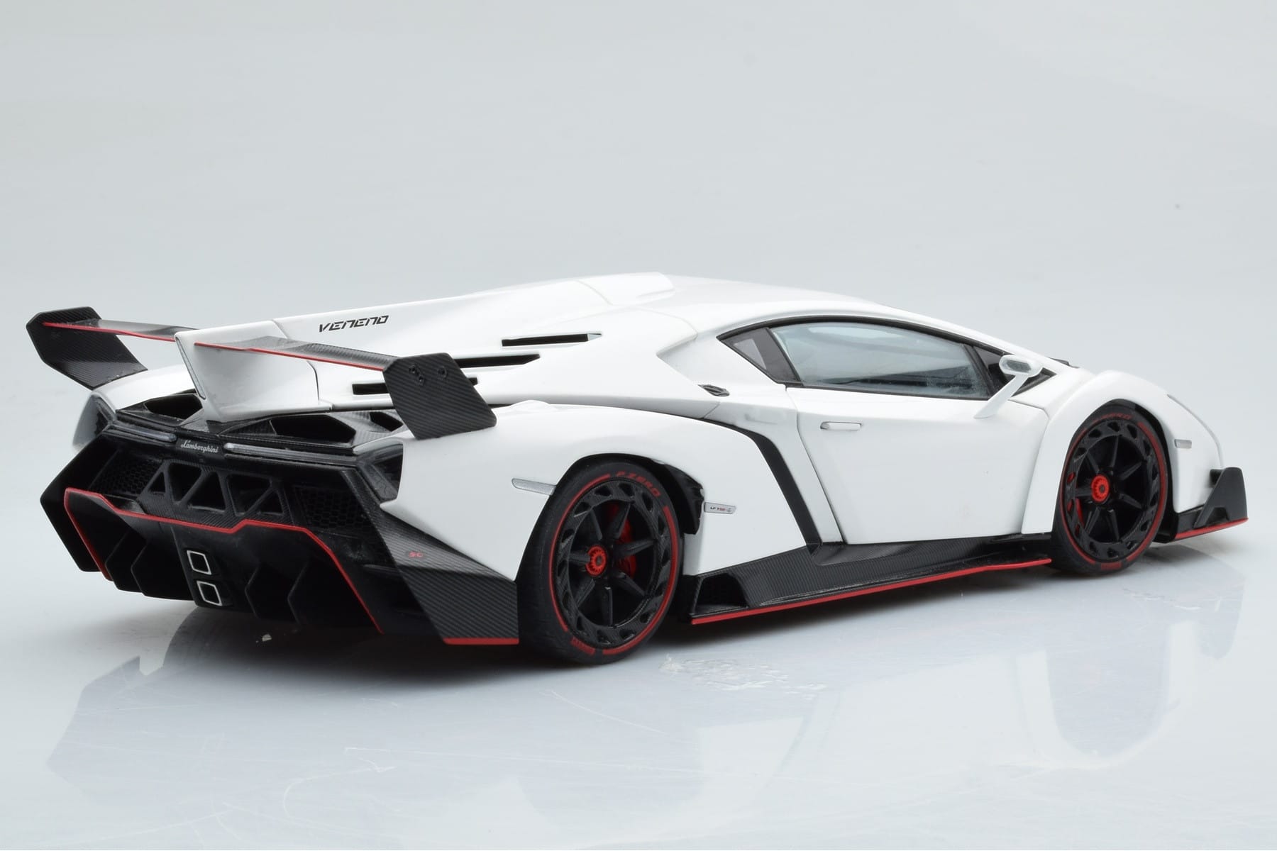 Lamborghini Veneno Bela AUTOart 1:18 74507 Kovina – slika 4 od 8