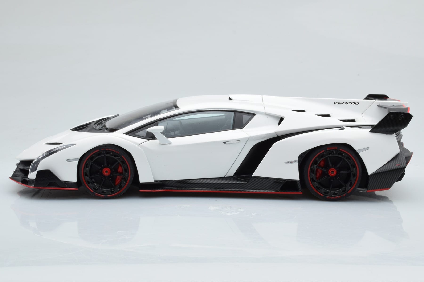 Lamborghini Veneno Bela AUTOart 1:18 74507 Kovina – slika 5 od 8