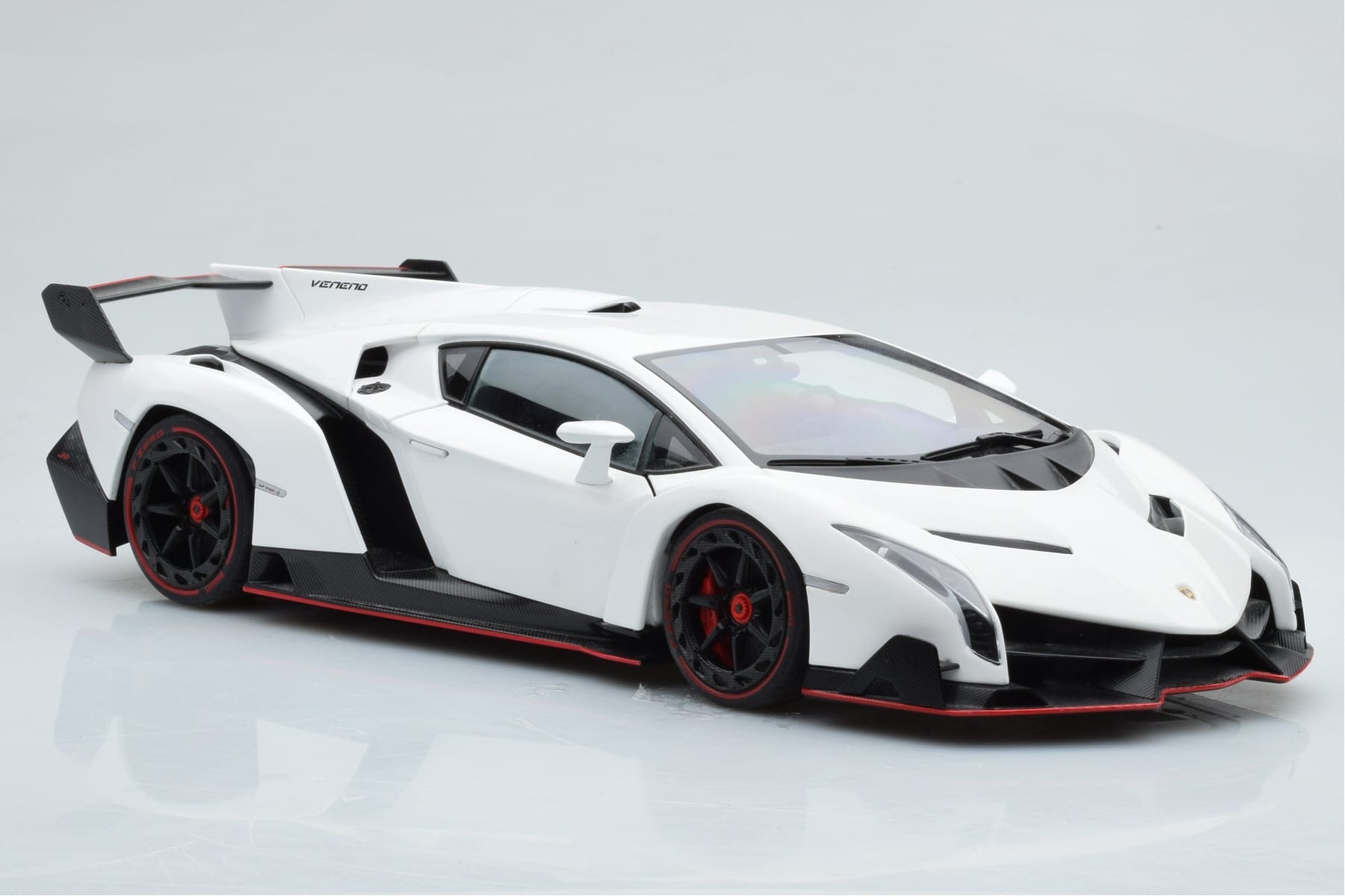 Lamborghini Veneno Bela AUTOart 1:18 74507 Kovina – slika 6 od 8