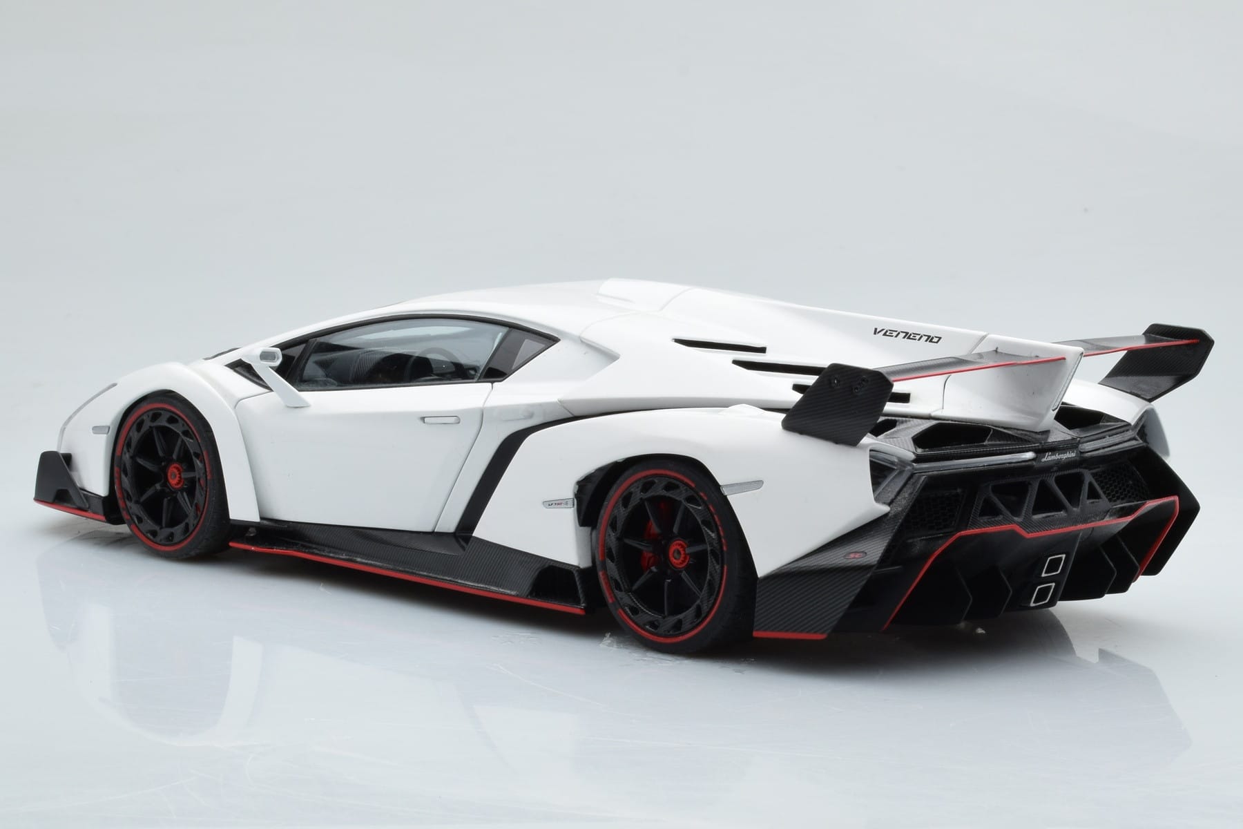 Lamborghini Veneno Bela AUTOart 1:18 74507 Kovina – slika 7 od 8