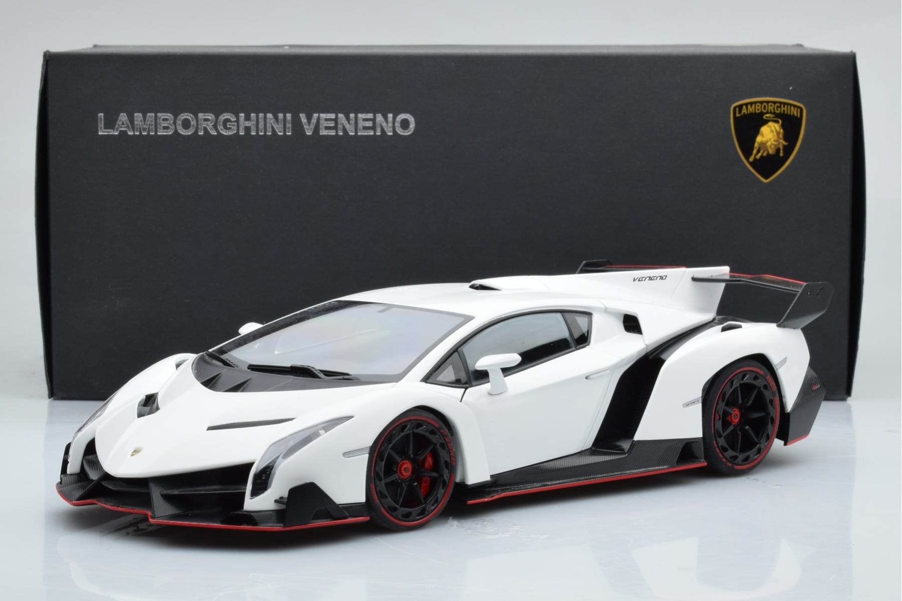 Lamborghini Veneno Bela AUTOart 1:18 74507 Kovina – slika 8 od 8