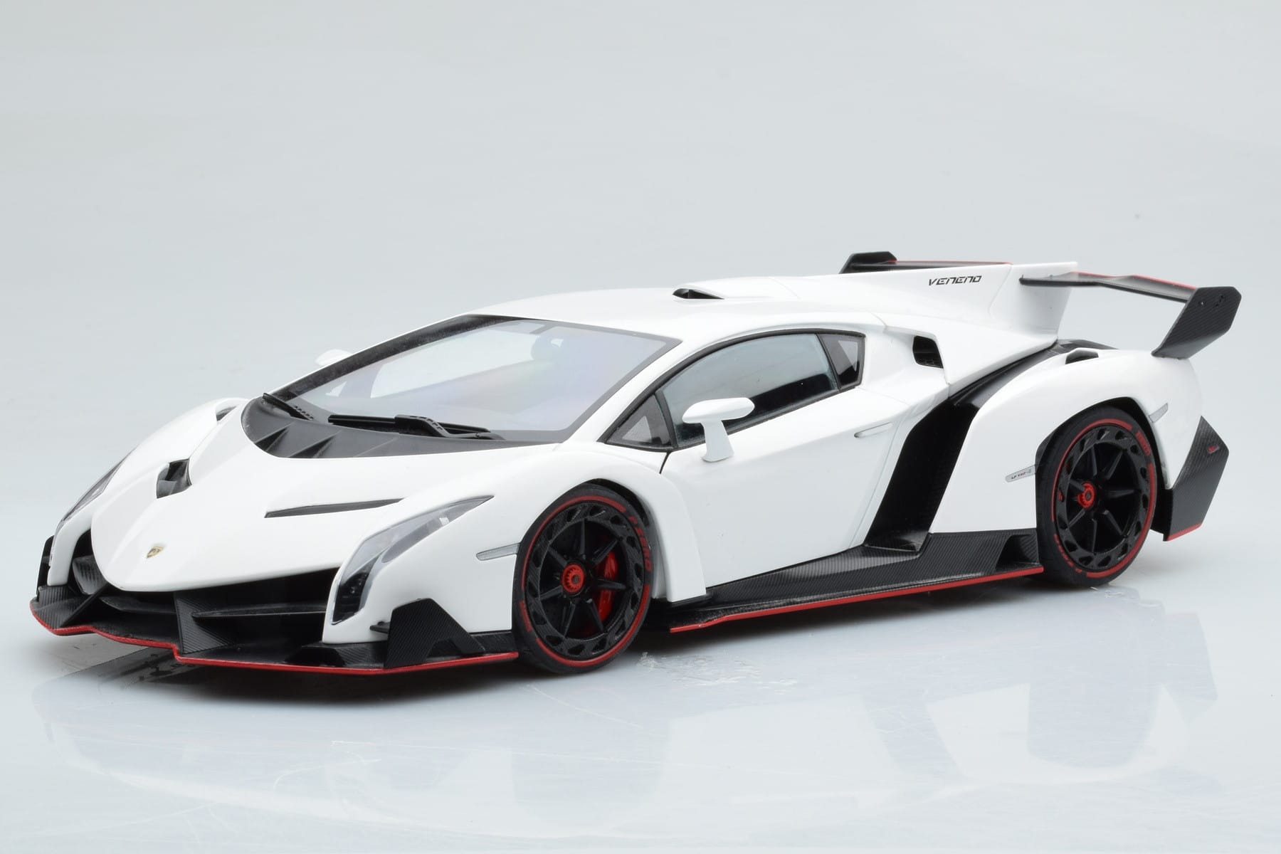 Lamborghini Veneno Bela AUTOart 1:18 74507 Kovina