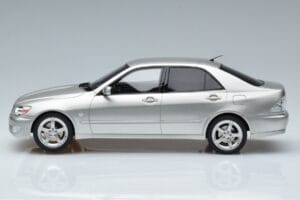 Lexus IS200 XE10 Srebrna Otto 1:18 OT991 Smola – slika 3 od 6