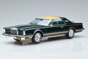 Lincoln Continental Mark V Temno Zelen MCG 1:18 MCG18404 Kovina