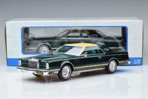 Lincoln Continental Mark V Temno Zelen MCG 1:18 MCG18404 Kovina – slika 6 od 6