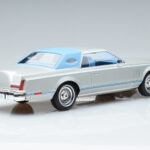Lincoln Continental Mark V Srebrna MCG 1:18 - image 2 of 6