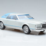 Lincoln Continental Mark V Srebrna MCG 1:18 - image 4 of 6