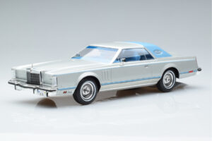 Lincoln Continental Mark V Srebrna MCG 1:18