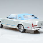 Lincoln Continental Mark V Srebrna MCG 1:18 - image 5 of 6